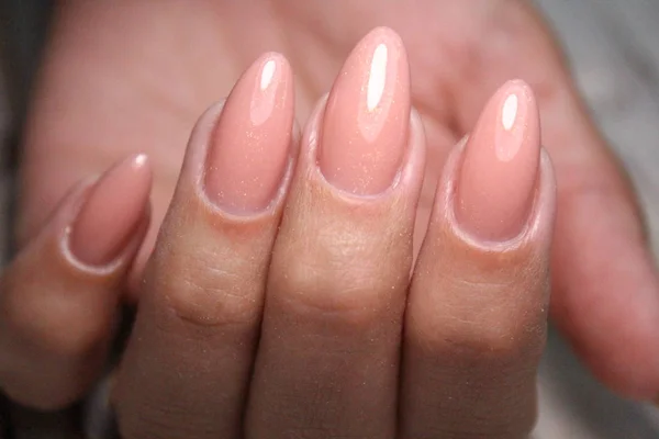 Sexy manicura de uñas en hermosas manos —  Fotos de Stock