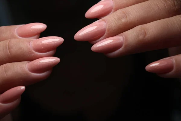 Manucure sexy des ongles sur de belles mains — Photo