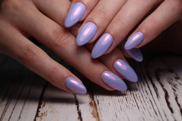 Sexy manicura de uñas en hermosas manos — Foto de Stock