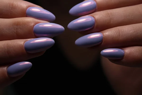 Sexy manicure van nagels op mooie handen — Stockfoto