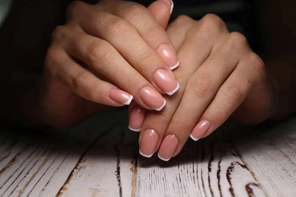 Manicure sexy di unghie su belle mani — Foto Stock