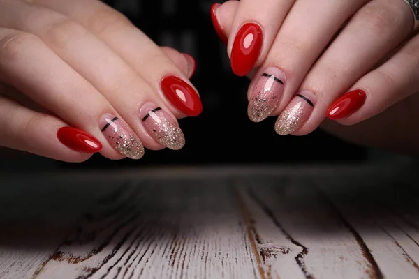 Sexy manicure van nagels op mooie handen — Stockfoto