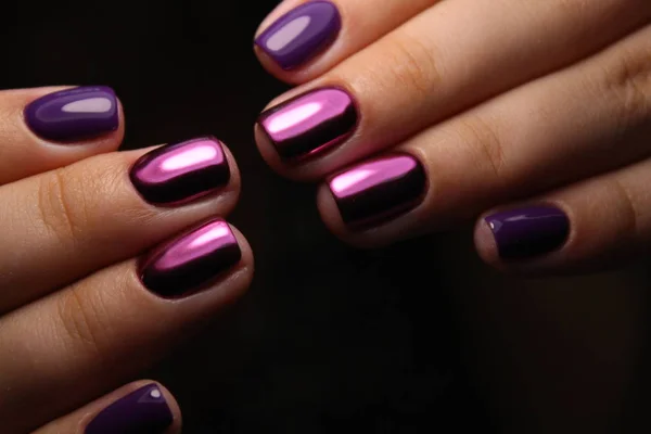 Manicure met lange nagels op een trendy textuur — Stockfoto