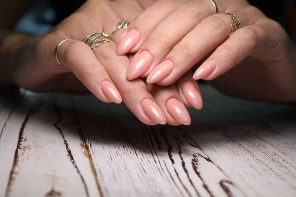 Manicure con unghie lunghe su una struttura alla moda — Foto Stock