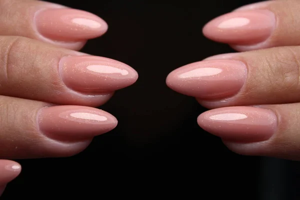 Маникюр с длинными ногтями на модной текстуре — стоковое фото