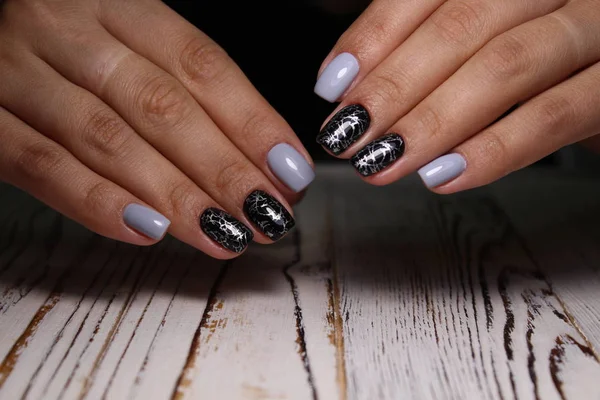 Manikyr med långa naglar på en trendig textur — Stockfoto