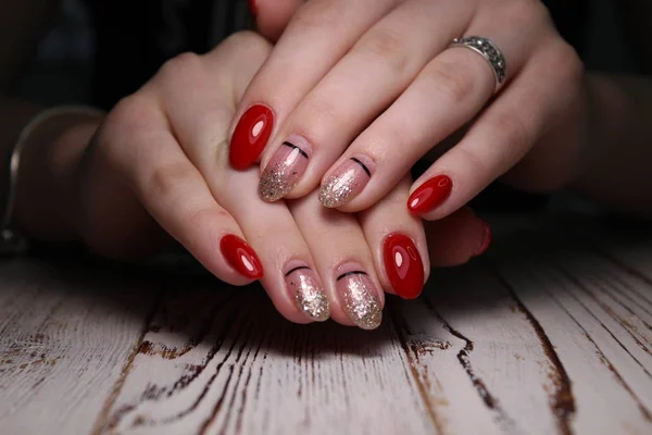 Manicure met lange nagels op een trendy textuur — Stockfoto