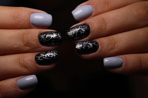 놀라운 자연 손톱입니다. 깨끗 한 매니큐어와 여자의 손. — 스톡 사진