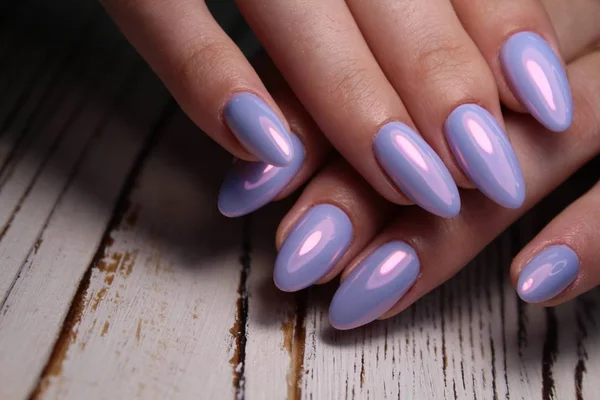 Unas uñas naturales increíbles. Manos de mujer con manicura limpia . —  Fotos de Stock