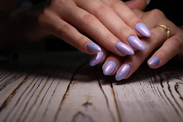 Unhas naturais incríveis. Mãos de mulher com manicura limpa . — Fotografia de Stock