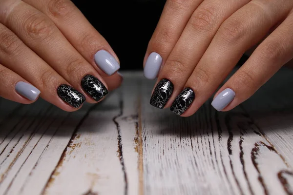 Diseño elegante de la manicura en las uñas largas — Foto de Stock