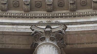 Güzel mimarisi ile şehirde bina