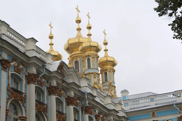 Здание в городе с красивой архитектурой — стоковое фото