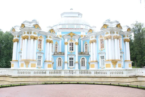 Budynek w mieście z piękną architekturą — Zdjęcie stockowe