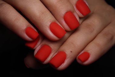 Moda güzel eller üzerinde manikür çivi