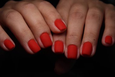 modaya uygun doku arka plan üzerinde uzun tırnaklar manikür