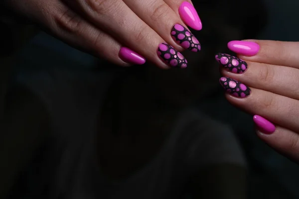 Handen zorg. Hand met pastel nagels, zeezout. — Stockfoto