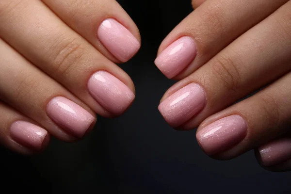 Handen zorg. Hand met pastel nagels, zeezout. — Stockfoto