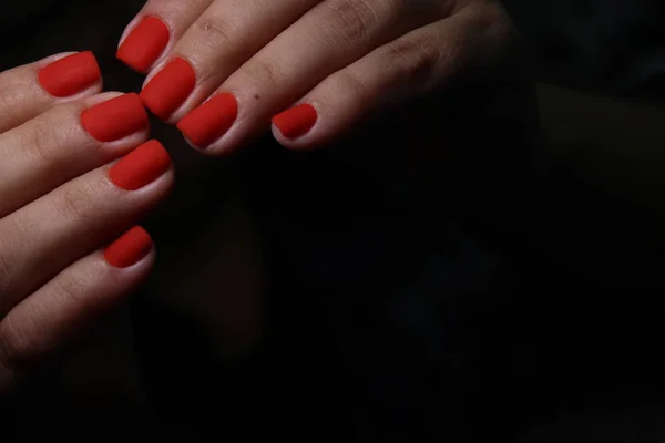 Mãos no ar. Mão com unhas de pastel, sal marinho . — Fotografia de Stock