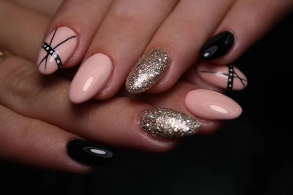 Sexy manicure paznokci na pięknych rękach — Zdjęcie stockowe