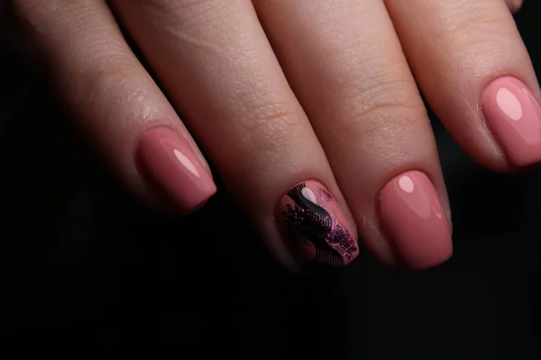 Manikyr med långa naglar på trendiga textur bakgrund — Stockfoto