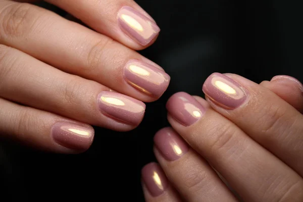Manicure con unghie lunghe su uno sfondo texture alla moda — Foto Stock