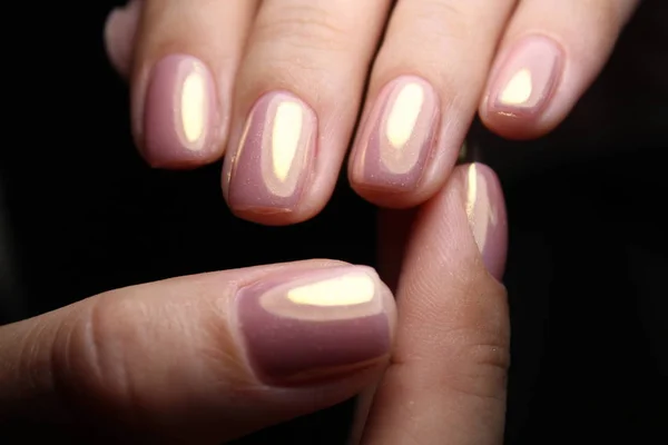 Manicure com unhas longas em um fundo de textura na moda — Fotografia de Stock