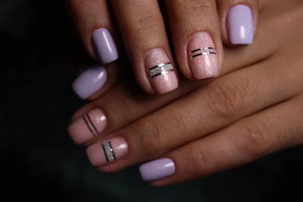 Sexy manicure van nagels op mooie handen — Stockfoto