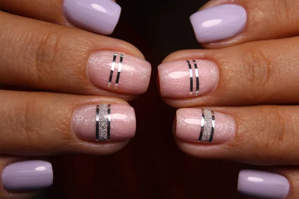 Sexy manicura de uñas en hermosas manos —  Fotos de Stock