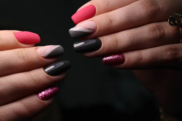 Sexy manicure van nagels op mooie handen — Stockfoto