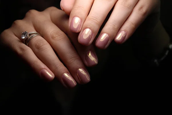 Sexy manicure paznokci na pięknych rękach — Zdjęcie stockowe