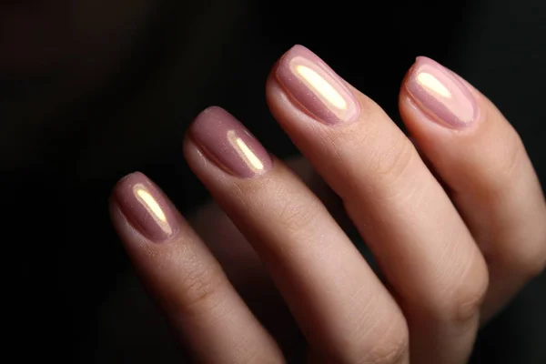 Manicura de uñas de moda en hermosas manos femeninas —  Fotos de Stock
