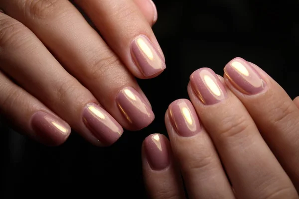 Manicure di unghie di moda su belle mani femminili — Foto Stock