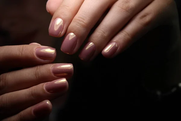 Manicura de uñas de moda en hermosas manos femeninas —  Fotos de Stock