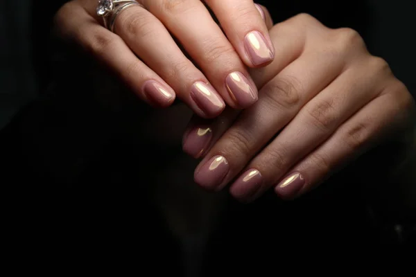 Manicure con unghie lunghe su una struttura alla moda — Foto Stock