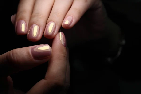 Manicure klus heel goed gedaan de klant — Stockfoto