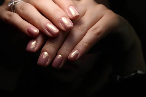 Unas uñas naturales increíbles. Manos de mujer con manicura limpia —  Fotos de Stock