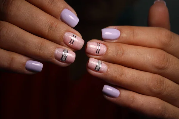 Manicure fascinante de pregos em mãos femininas — Fotografia de Stock