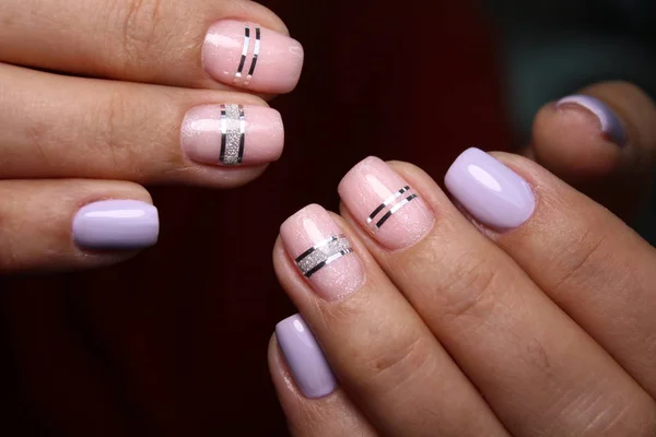 Glamoureuze manicure van nagels op vrouwelijke handen — Stockfoto