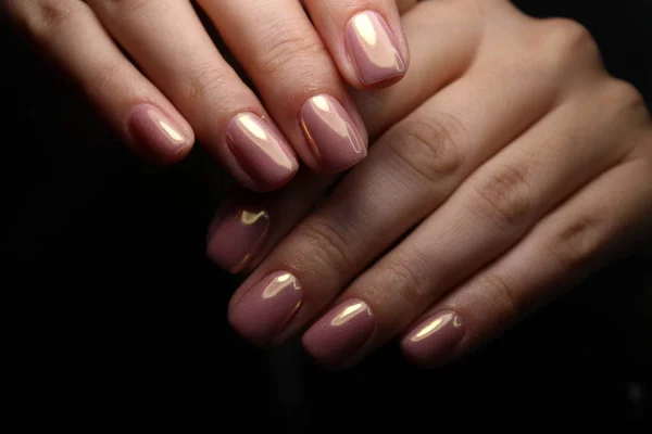 Manicure glamour di unghie su mani femminili — Foto Stock