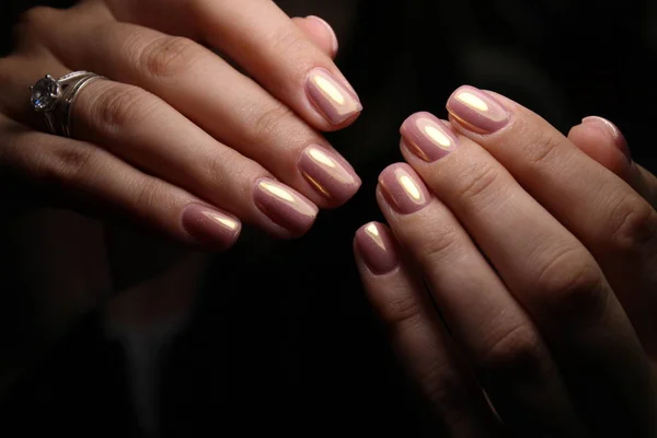 Manicure fascinante de pregos em mãos femininas — Fotografia de Stock