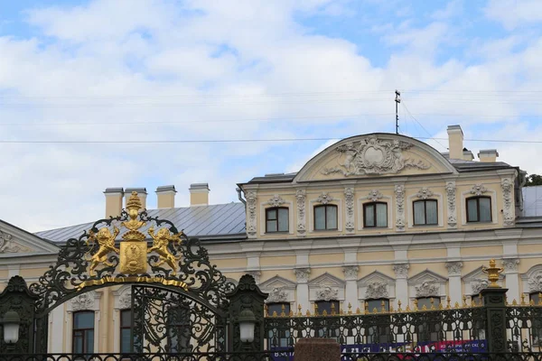 Здание в городе с красивой архитектурой — стоковое фото