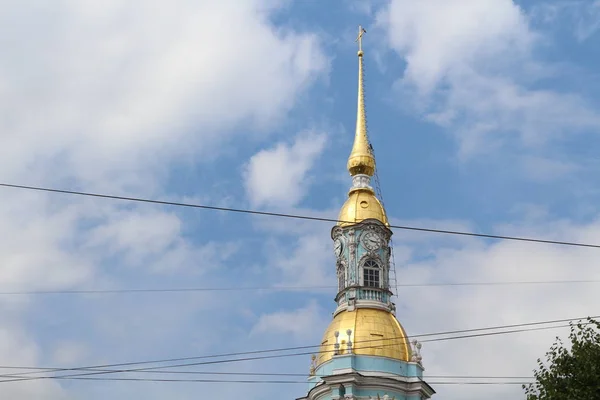 Здание в городе с красивой архитектурой — стоковое фото