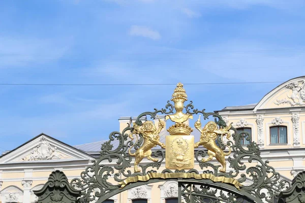 Gebäude in der Stadt mit schöner Architektur — Stockfoto