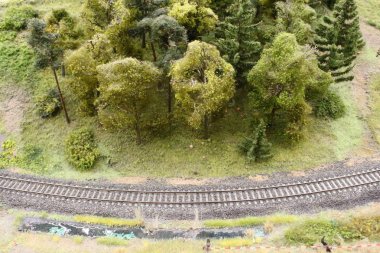 Doğa arka planda oyuncak demiryolu izler