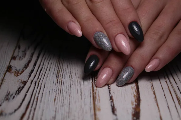 Modny design manicure na piękne pióra — Zdjęcie stockowe