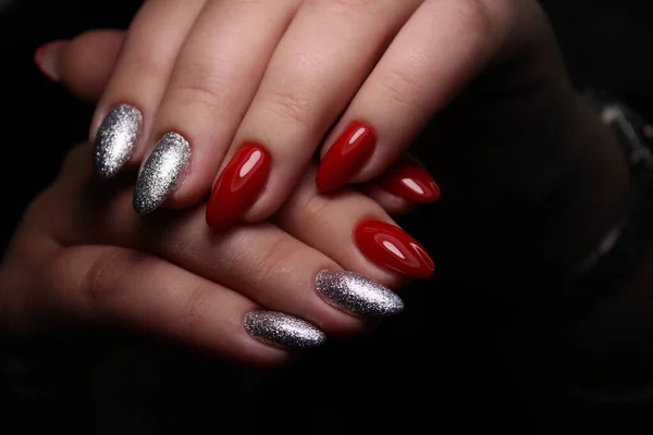 Młodzieży do manicure projektu, piękne kobiece dłonie z sexy manicure. — Zdjęcie stockowe