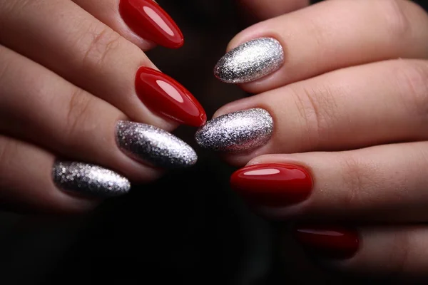 Modny design manicure na piękne pióra — Zdjęcie stockowe