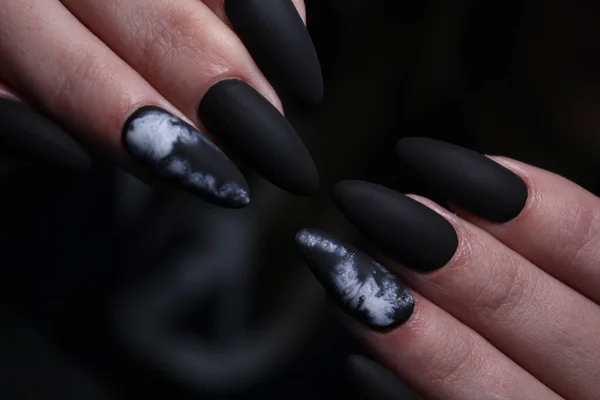 Sluiten van de handen van een jonge vrouw manicure op nagels tegen witte achtergrond — Stockfoto