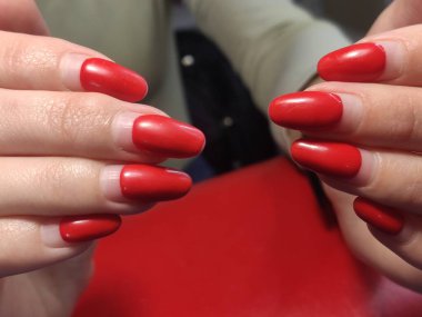 Düzeltmeden önce manikür. Karantina sırasında manikür. Acilen manikür düzeltmesi gerekiyor..